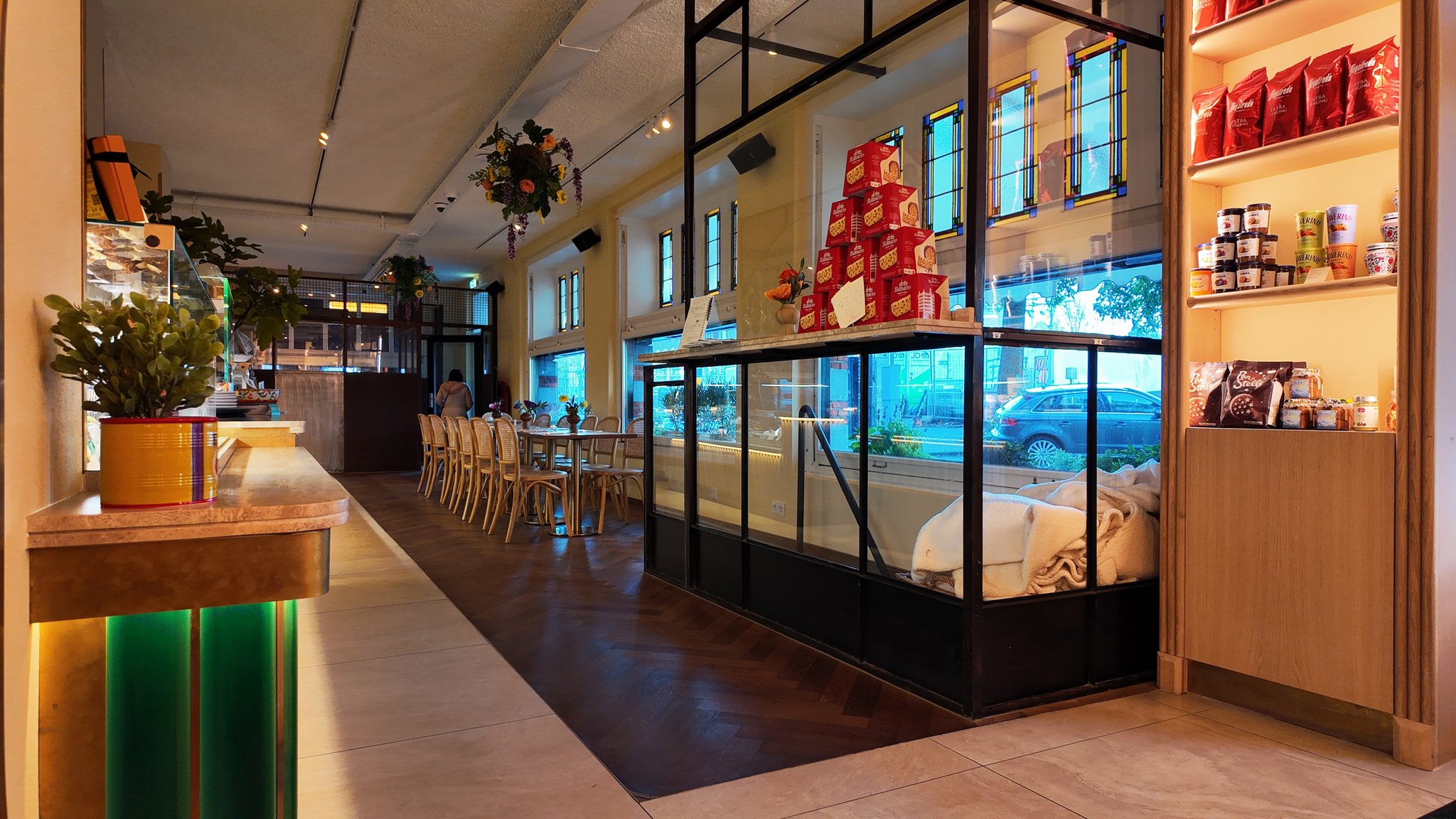 Een toren van panettone in de delicatessenwinkel van Il Fico