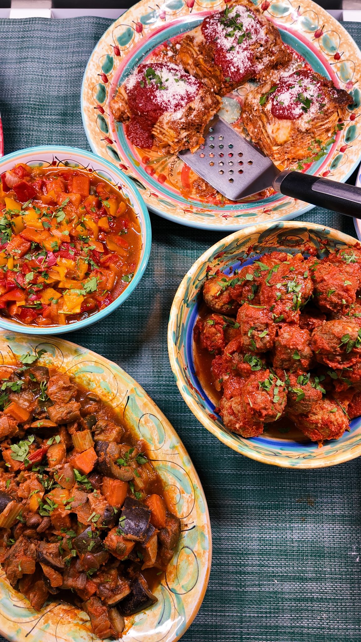 Lasagne, gehaktballetjes in tomatensaus en groentegerechten uit de traiteur van Il Fico